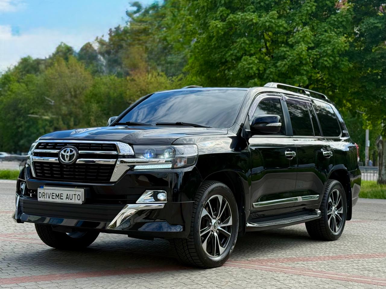 Toyota Land Cruiser 200 чорний у шоурумі DriveMe Auto